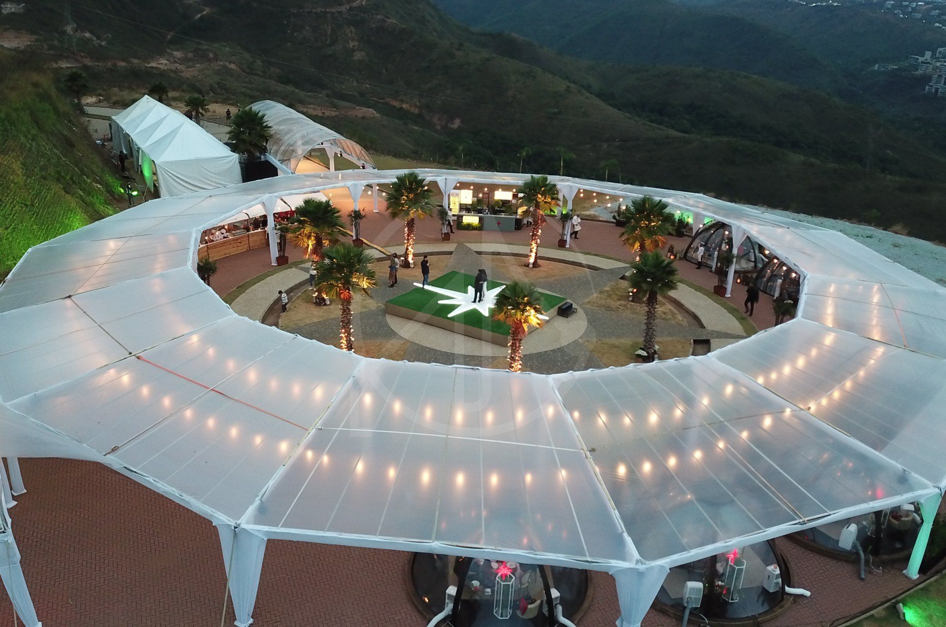 Vista aérea de tenda transparente em formato de anel em torno de um jardim