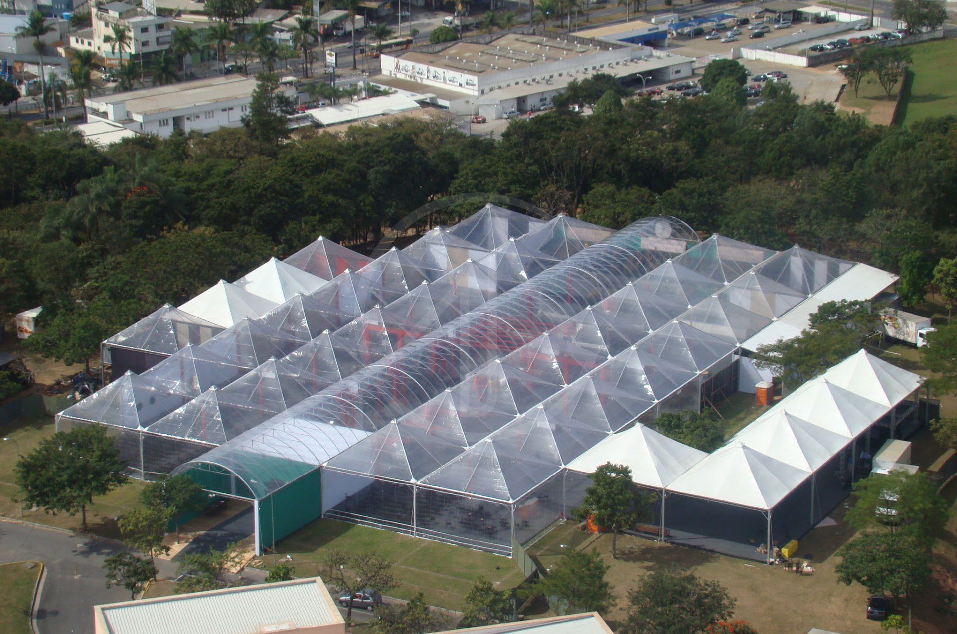 Vista aérea de um conjunto de tendas cristal transparentes interligadas